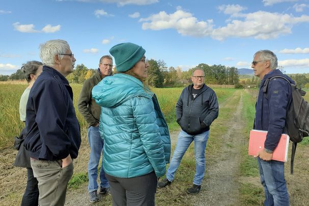 Teilnehmer am Grundwassermesspunkt in den Runstwiesen