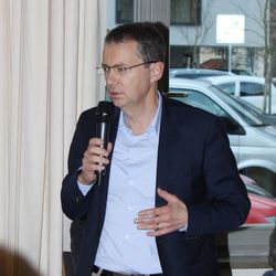 Diskussion zum Leitwerk an der Isarmündung: Prof. Stephan Theobald (Bild: M. Knopf)