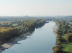 Donau bei Niederalteich, mit Blick Richtung Isarmündung. Für den Abschnitt wird aktuell das Planfeststellungsverfahren für den Ausbau der Wasserstraße und die Verbesserung des Hochwasserschutzes durchgeführt. (Bild: G. Kestel)