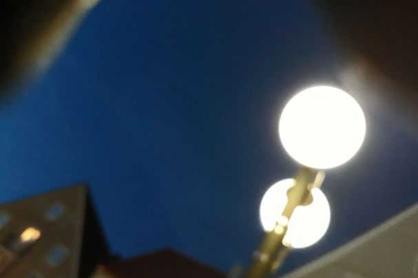 Kugelleuchte strahlt in alle Richtungen