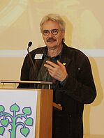 Richard Mergner, Vorsitzender des BUND Naturschutz, moderierte den Vortragstag. (Bild: M. Knopf)