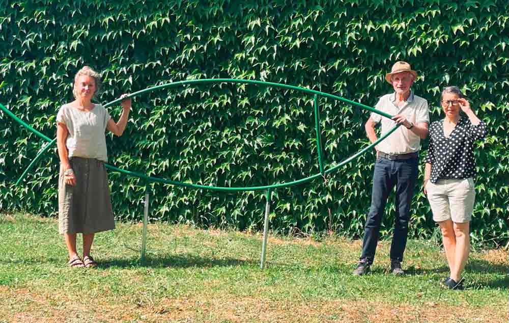 Lehrerin Katrin Lex, Künstler Günter Reinhardt, Dipl.Des. Susann Schüler mit dem noch leeren Fisch