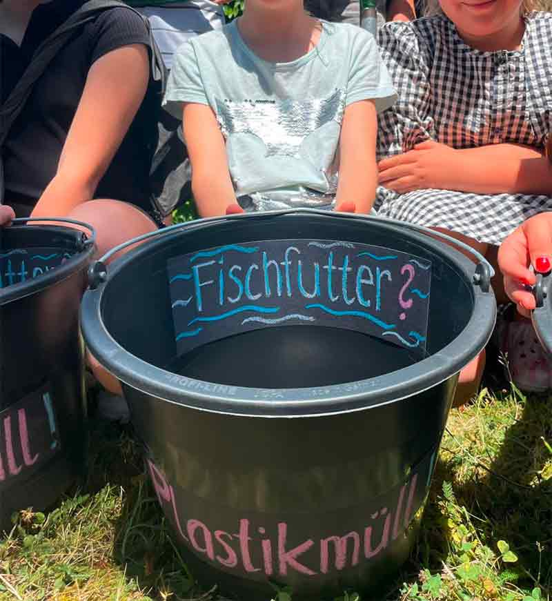 Plastikmüll wir in Eimern gesammelt