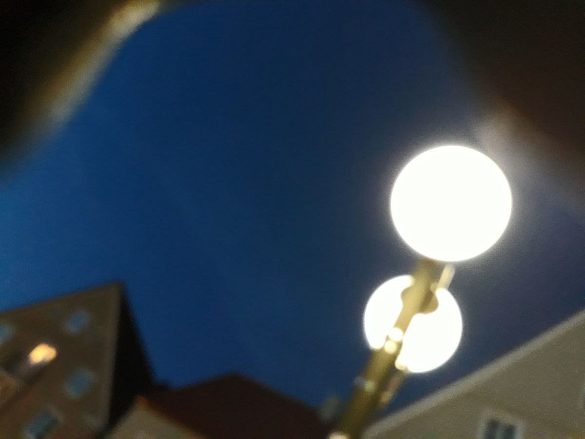 Kugelleuchte strahlt in alle Richtungen