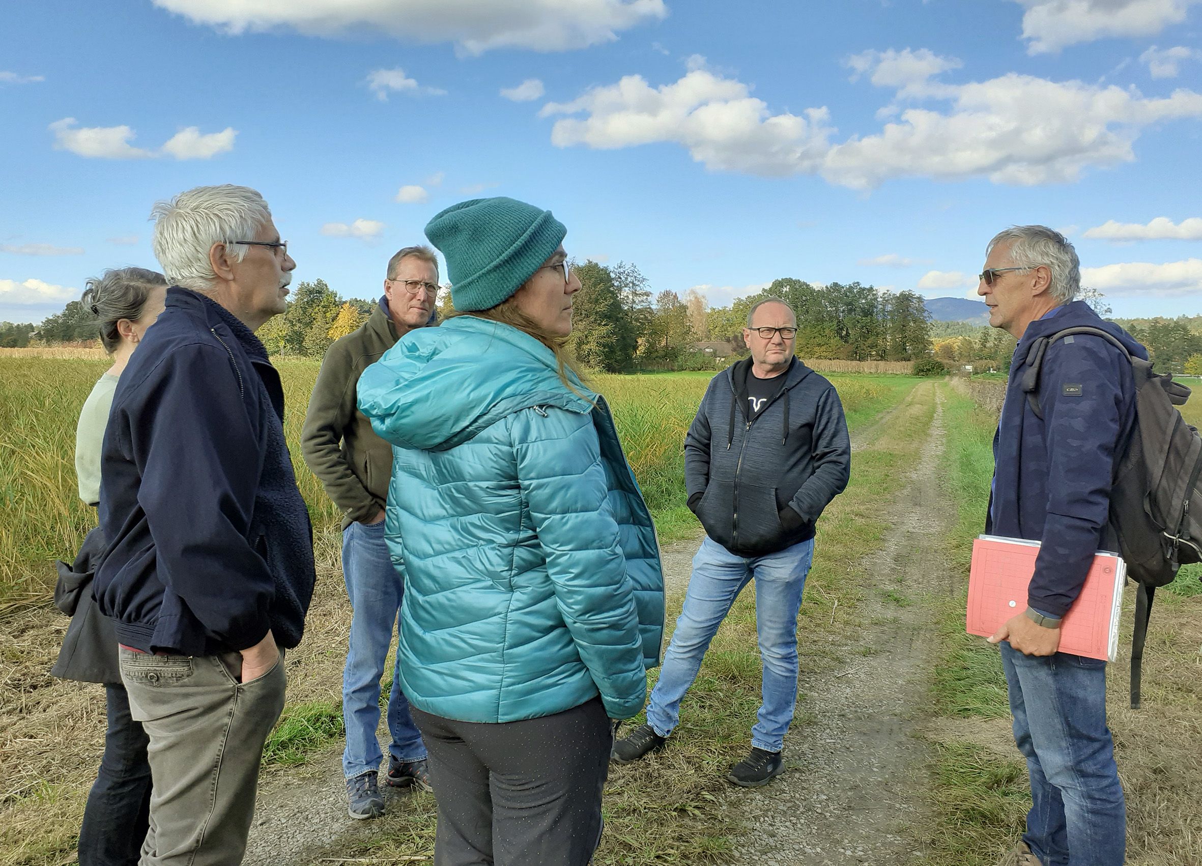 Teilnehmer am Grundwassermesspunkt in den Runstwiesen
