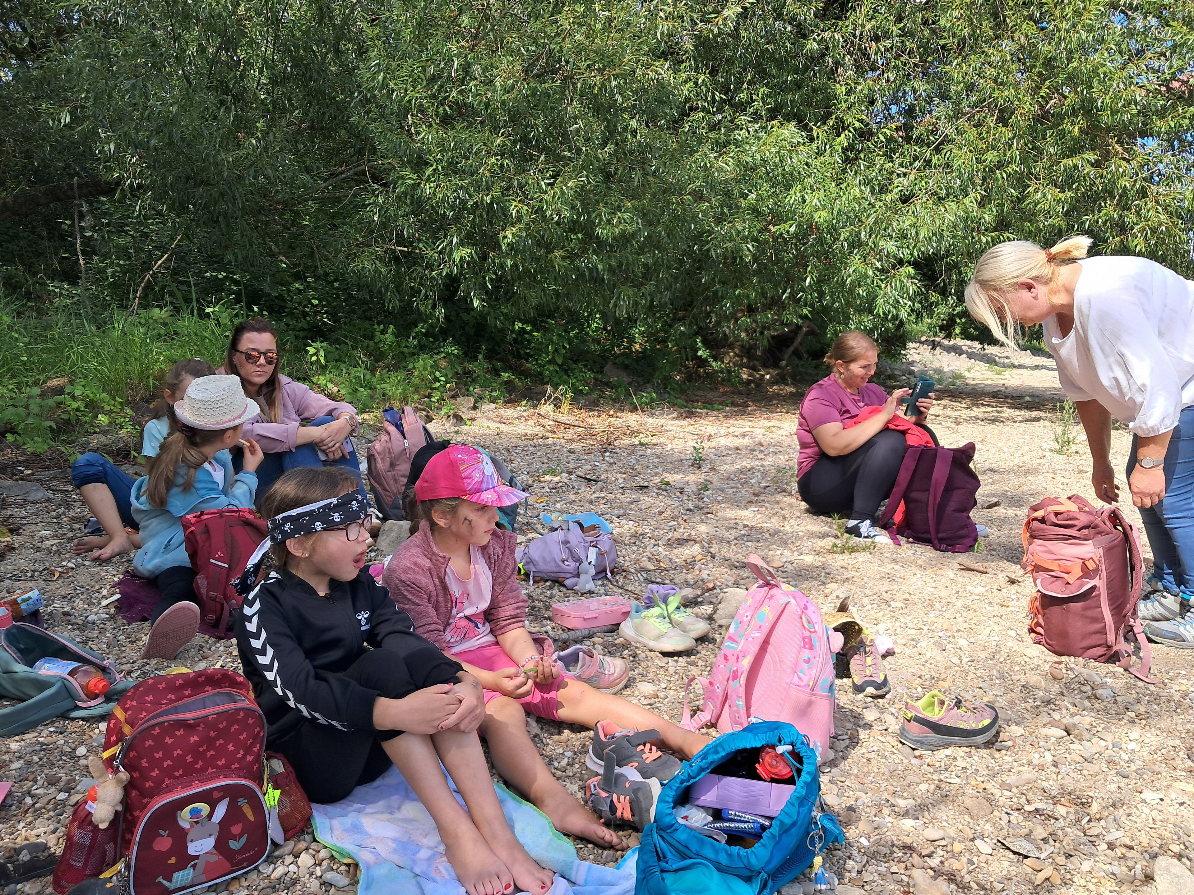 Piraten + Landratten, KiGa Achslach, Pause am Strand mit Betreuerinnen